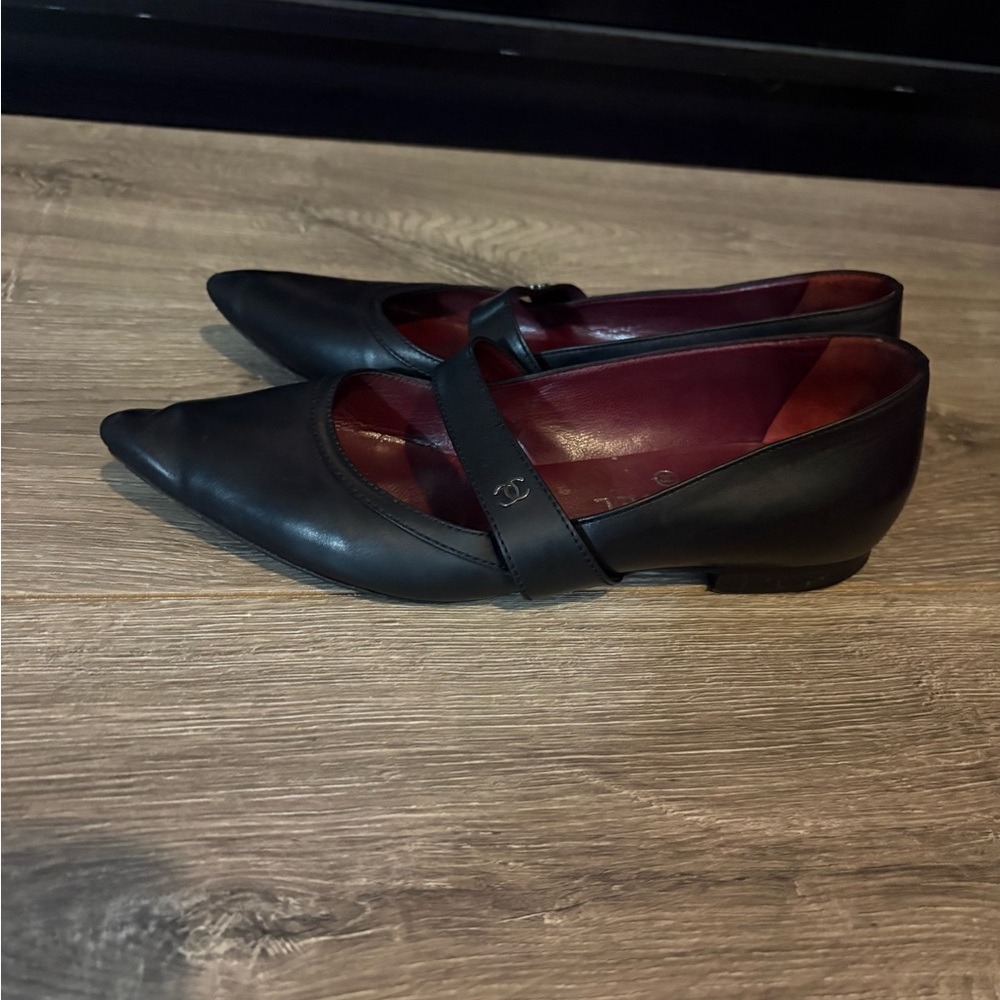 CHANEL Black Leather Pointed Mary Jane Flats with Burgundy Lining - Picture 3 of 5